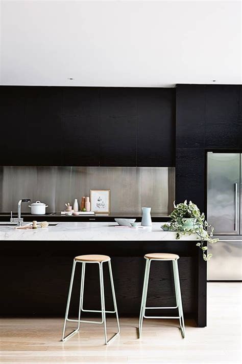 Black cabinets paired with steel accents are the perfect combination when you want to add some sort of classic element to the kitchen while still being classic and put together. Modern Kitchens With Stainless Steel Backsplash Designs
