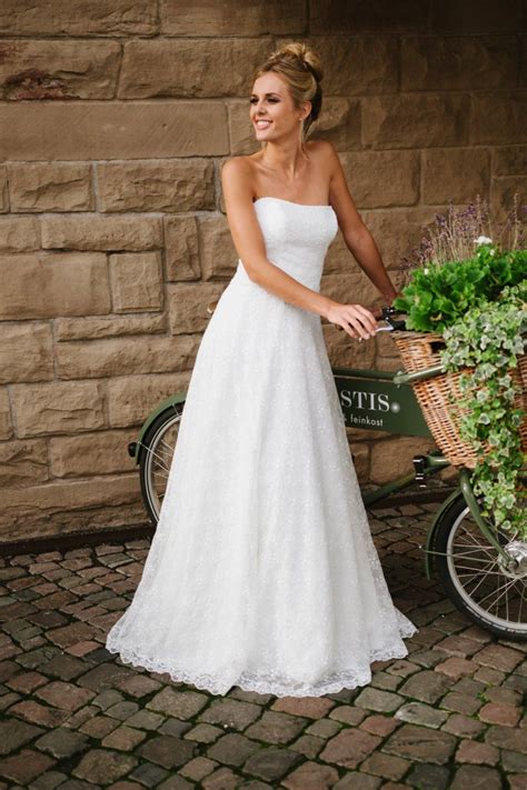 Hochzeitskleid Trägerlos Mit Weitem Rock Spitze Und Corsage Vintage