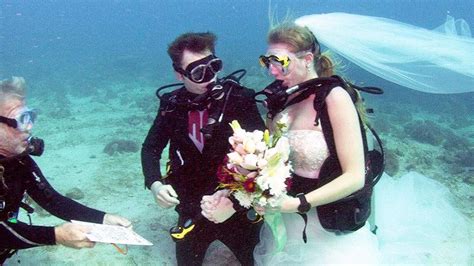 Scuba Diving Couple Takes The Plunge And Gets Married Underwater