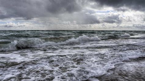 Houve muita chuva, derrocadas , arvores abatidas , carros virados. Mau tempo na Madeira condiciona movimento no Aeroporto ...