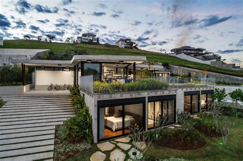 Contemporary House Makes Clever Use Of A Steep Slope With Nice Views