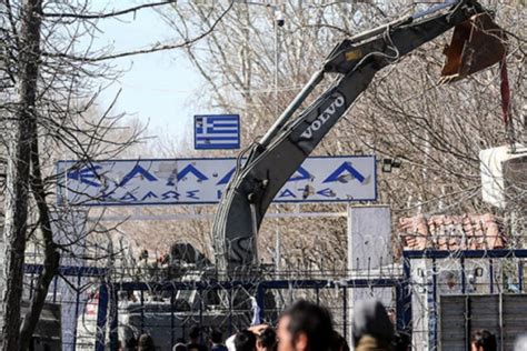 Dünya çok küçük derlerdi de inanmazdım. Yunanistan, Kastanies Sınır Kapısı'na beton bloklar ...