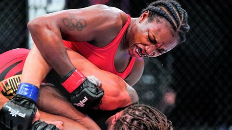 Claressa Shields Wins Her Mma Debut With A Stoppage Win Over Brittney Elkin In New Jersey