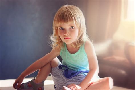 무료 이미지 사람들 태양 놀이 창문 아이 귀엽다 찾고있는 여자 초상화 모델 좌석 작은 어린이 인간의 금발의 어린 시절 코카서스 사람 얼굴
