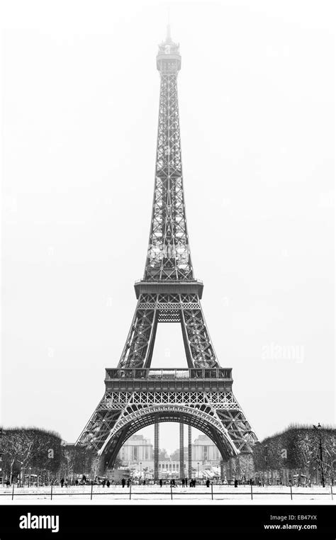 Torre Eiffel Bajo La Nieve En Invierno En Blanco Y Negro Fotografía De