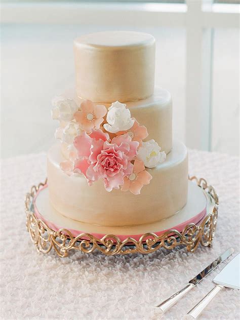 24 stunning sugar flower wedding cakes you ve never seen before sugar flower wedding cake