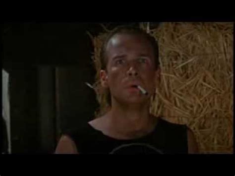 Ignorando el legado de sangre del campamento de crystal lake, uno por uno van siendo víctimas del maníaco jason, un chico que tiempo atrás se ahogó en las aguas del lago. viernes 13 parte 3 trailer - YouTube