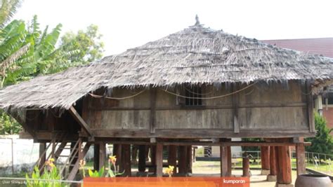 Rumah adat bangka belitung yang merupakan daerah pulau, sehingga menambahkan pada aksen rakit, sebagai pembeda dan penanda, untuk menunjukan ciri khas bangka belitung bahwa banka belitung memiliki. 3+ Rumah Adat Lampung (NAMA, GAMBAR, PENJELASAN)