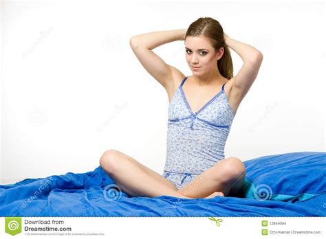 Senhora Sexy Que Senta Se Na Cama Foto De Stock Imagem De Morena Olhar