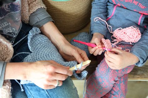 Ibu Mengajari Putrinya Untuk Crochet Foto Stok Unduh Gambar Sekarang