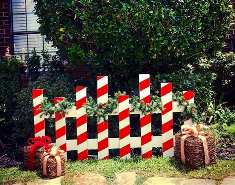 20 Fence Decorated For Christmas