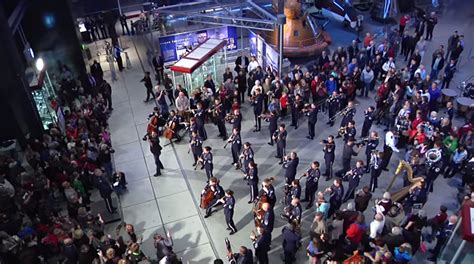 Usaf Band Holiday Flash Mob In The Smithsonians Air And Space Museum