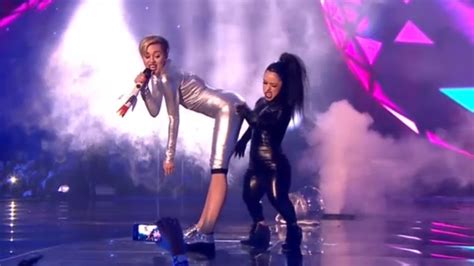 Miley Cyrus Twerking Again Ema Performance 2013 Youtube