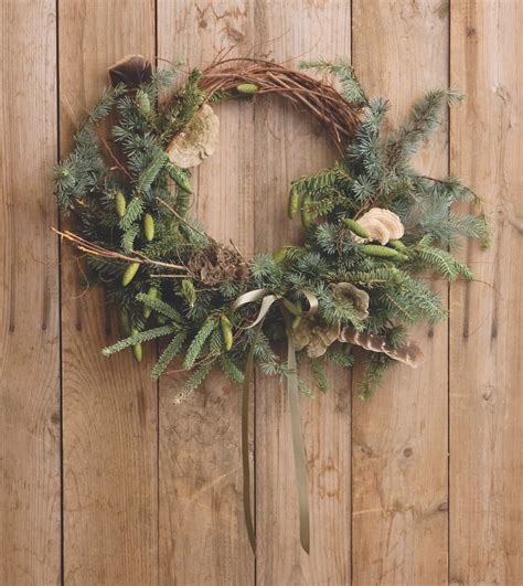 A Festive Holiday Wreath Flower Magazine Home And Lifestyle