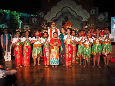 Siswa One Earth School Bersama Guruji Saat Ulang Tahun Anand Ashram Ke