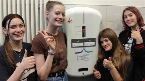 Schülerinnen entwickeln einen Automaten für Tampons und Binden