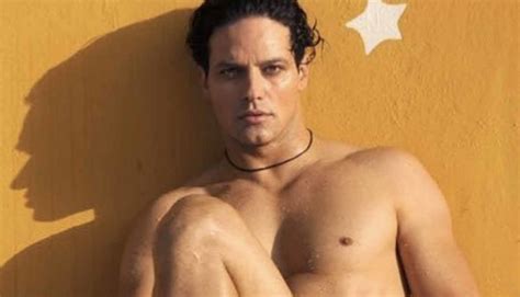 Gabriel Garko Si Spoglia A Anni Foto Del Pisello Bitchyx