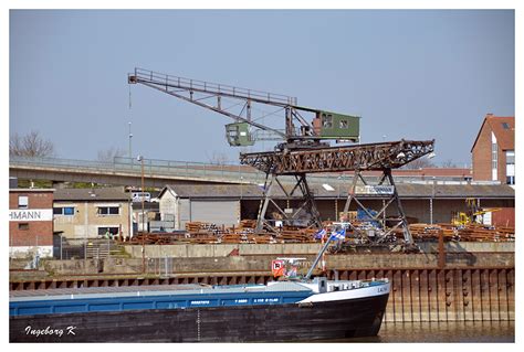 Der neusser hafen ist ein industriehafen auf der linken seite des niederrheins in neuss. Neuss - Schrottverladeplatz im Hafen Foto & Bild ...