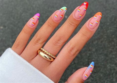 5 diseños de uñas fáciles y bonitos inspirados en Pride que puedes