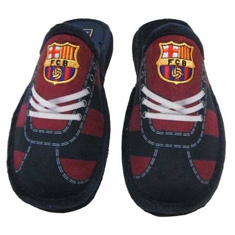 It applies to all those clothes you use for being comfortable when you're at home, not una camiseta de andar por casa; Zapatillas de estar por casa del F.C.Barcelona.