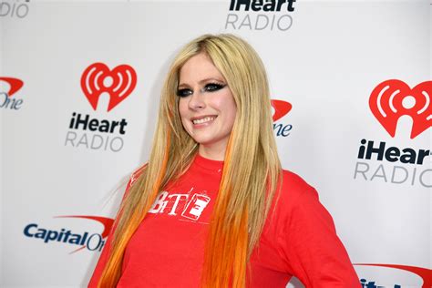 Avril Lavigne Explains Why She Always Does Her Own Makeup The Independent