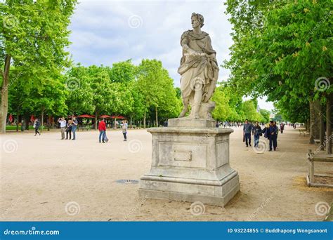 Paris France May 2 2017 Julius Caesar Statue In The Garden