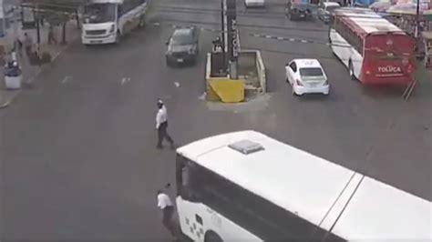 El Terrible Momento En Que Un Autobús Atropelló A Un Oficial De Tránsito En Toluca Infobae