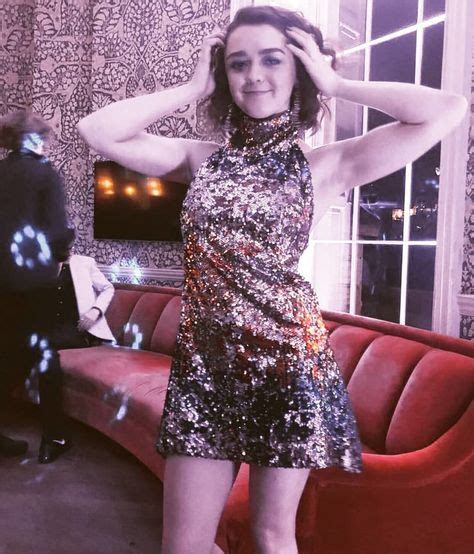 Maisie Actrices Outfits Casuales Actrices Hermosas