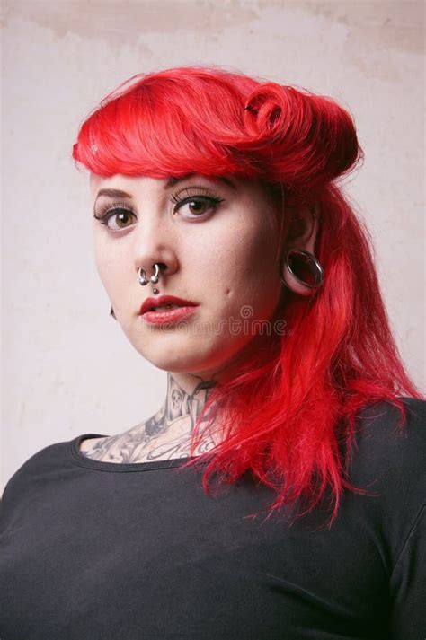 mujer con perforaciones y tatuajes rosados del pelo imagen de archivo imagen de punky mirando