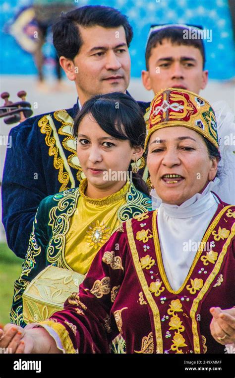 Bukhara Uzbekistan April 30 2018 Dancers Wearing Traditional Dress In The Center Of Bukhara