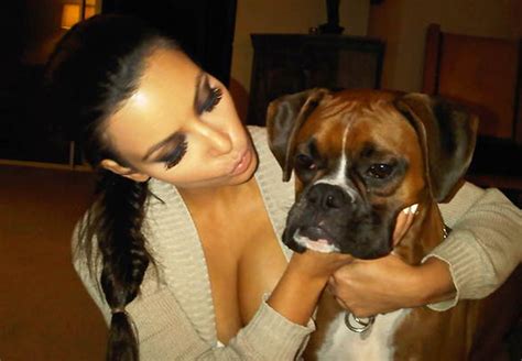 Quem NOTÍCIAS Kim Kardashian posta foto com decote generoso