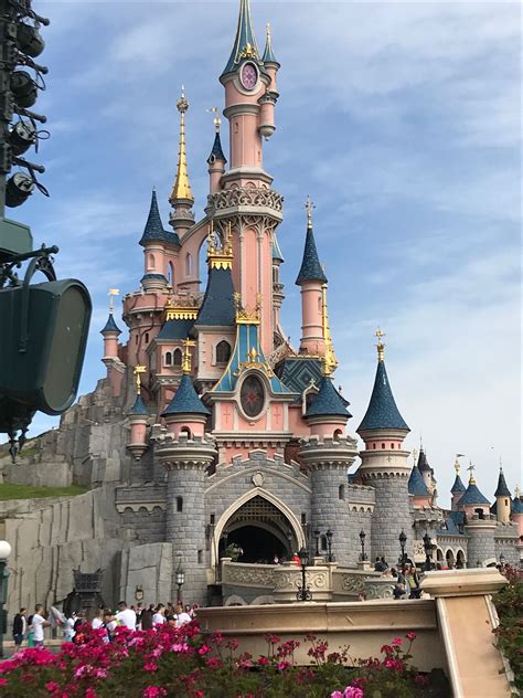 Disneyland paris is a stunning destination that just fails in the strangest, most fundamental ways. Disneyland Paris | Disney Wiki | FANDOM powered by Wikia