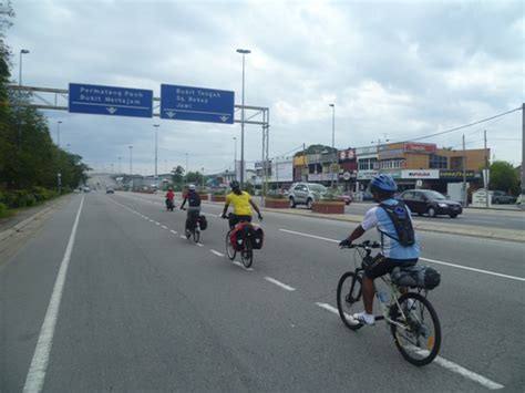 Selepas hampir 3 tahun bekerja di pusat servis kenderaan. Ceritera Touring: Slowly2 Go Down: Hari Kedua