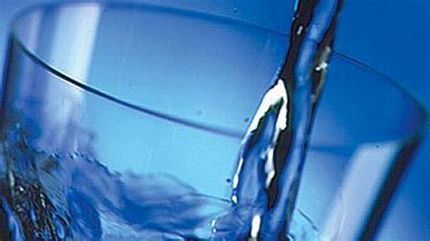 Liquido Corrosivo Nel Bicchiere Dacqua A Processo Il Barista
