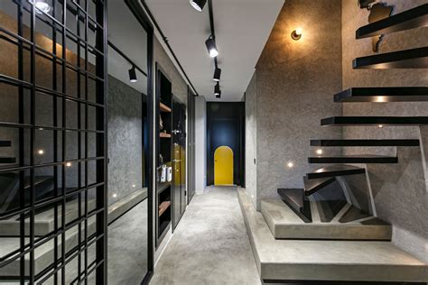 This modern industrial loft design by croma design, a design firm based in toronto headed by amy kent and ryan martin, is the perfect example of how to maintain a timeless and sophisticated appeal while using modern industrial elements throughout your design. Cool Industrial Style Duplex Loft Mixes Colours and ...