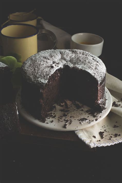 Prendiamo una ciotola e mettiamoci dentro le noci, le carote, la farina, l'olio il burro fuso, lo zucchero, il lievito, il latte e le due uova intere. TORTA INTEGRALE CIOCCOLATO, Con farina integrale, senza ...