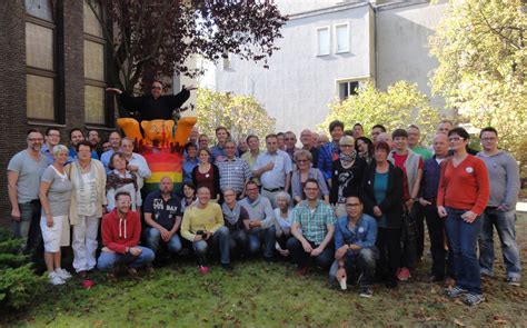 Wiener regenbogenparade ein vierteljahrhundert gefeiert hätten, betonte moritz yvon, obmann der homosexuellen initiative (hosi) wien, die das. Datei:Regenbogen-NAK Treffen2014.JPG - APWiki