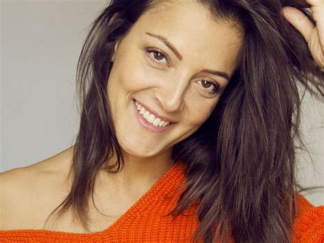 Camille lellouche est une jeune femme émotive. Camille Lellouche à propos de The Voice : "Chaque année j ...