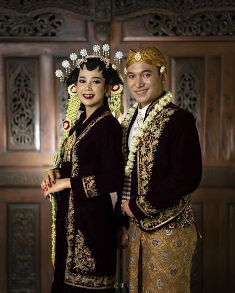 Calon pengantin disiram oleh pinisepuh, orang tua pengantin, dan beberapa wakil yang sudah ditunjuk sebelumnya. 16++ Pakaian Adat Jawa Timur - Warisan Busana Tradisional, Gambar & Penjelasan