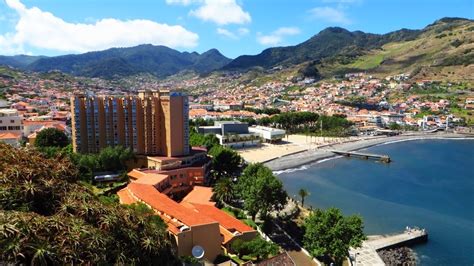 Podstawowym punktem zwiedzania portugalii jest jej stolica. Zdjęcia: Machico, Madera, panorama zatoki, PORTUGALIA
