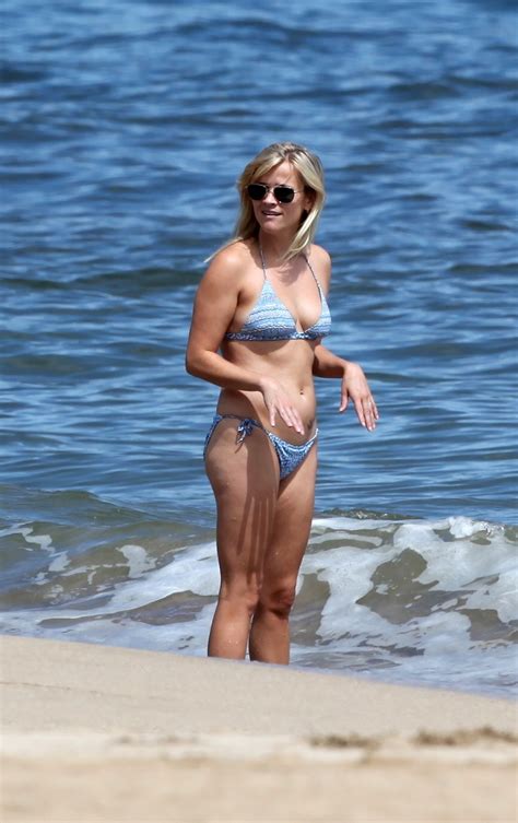 Reese Witherspoon On The Beach On Hawaii August Reese Witherspoon