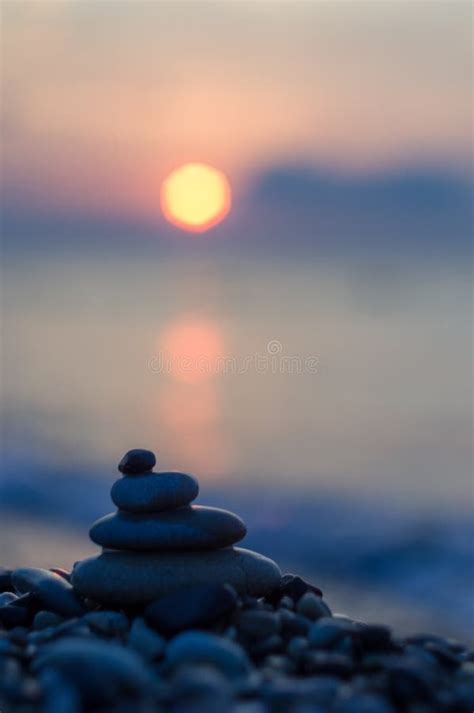 Pilha De Pedras Do Zen Em Pebble Beach Foto De Stock Imagem De