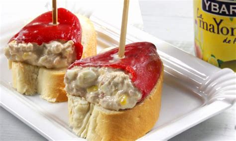 Cocinamos la merluza al vapor durante 10 min., dejamos que se enfríe y la desmigamos. Receta de Pimientos del piquillo rellenos de ensaladilla ...