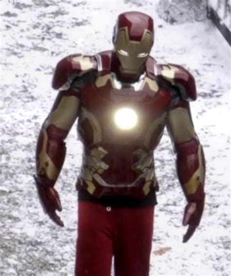 First Look At Iron Man On The Set Of Avengers Age Of Ultron — Geektyrant