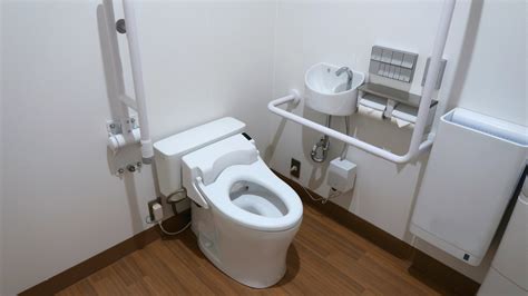 【または】 高齢者障害者用トイレ付き多目的患者リフトおよびトランスファーチェア便器ホイールで高さ調節可能 buy hot sale multi purpose patient lift