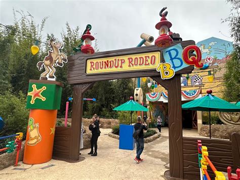 Photos Video Inside The New Roundup Rodeo Bbq Restaurant At Disney S