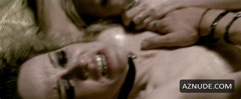 Sarah Paulson Flashes Underwear At American Horror Story Freak Show