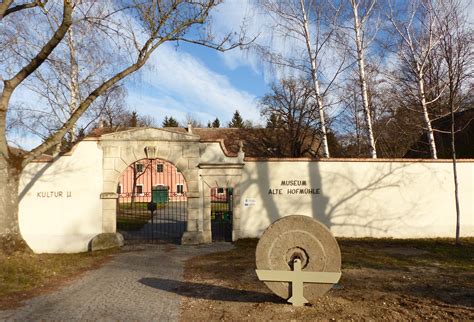 It has approximately 11,000 residents and is a county town (bezirkshauptstadt). Hollabrunn: Alte Hofmühle - Hollabrunn