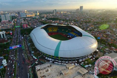 It is a generic stadium, although the naming and appearance, with an athletics track surrounding it, suggests that the stadium is based off of several of the grounds found in eastern europe and the balkans. Stadion Patriot Chandrabaga jadi Laga Uji Coba Timnas ...