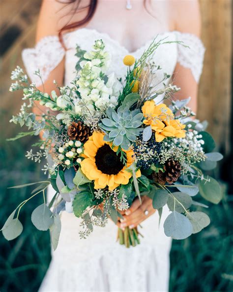 22 Sunflower Bouquets That Will Brighten Up Your Wedding Day